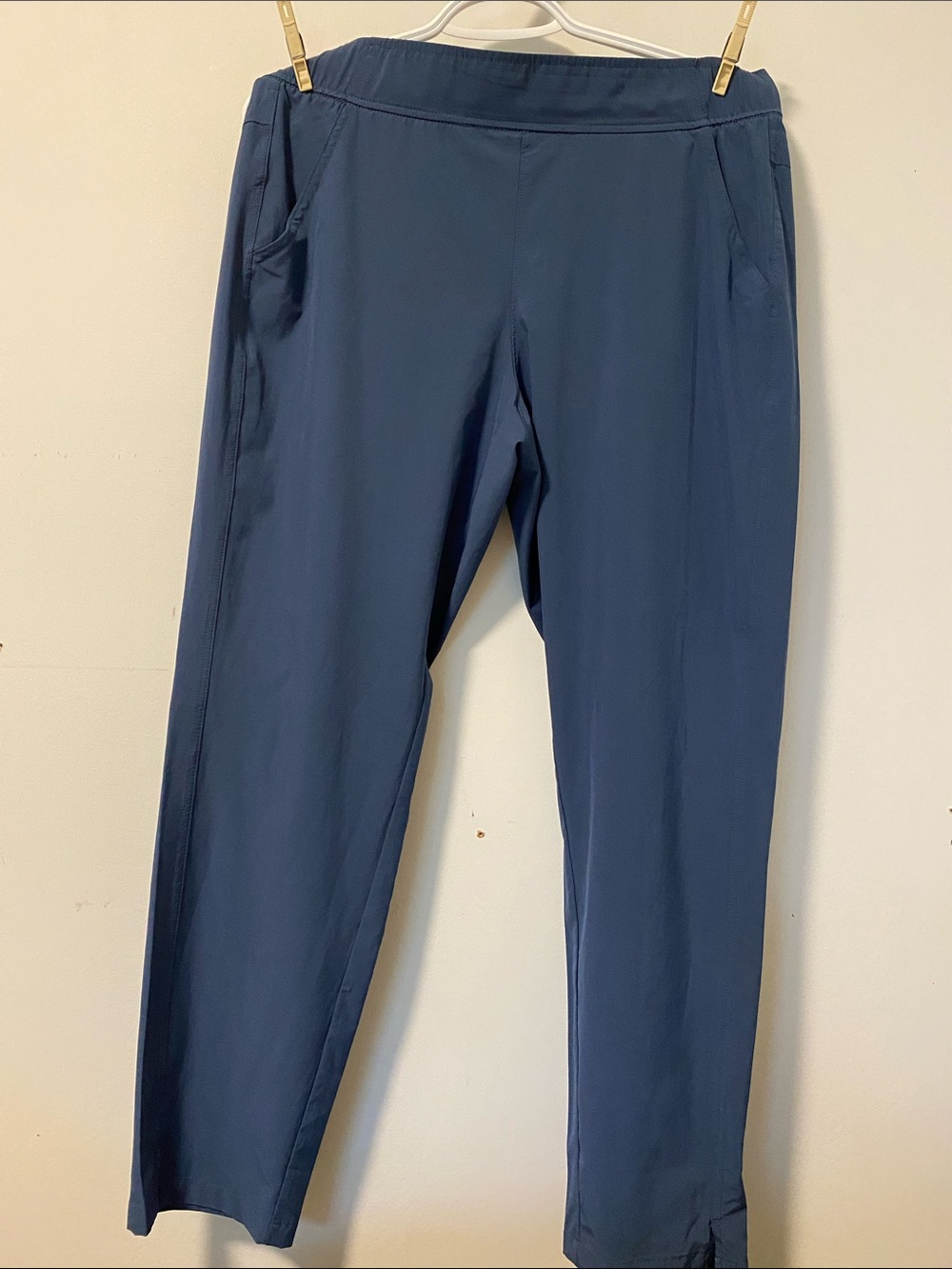 Eddie Bauer Women’s pull on crop pants, Medium blue, size Medium